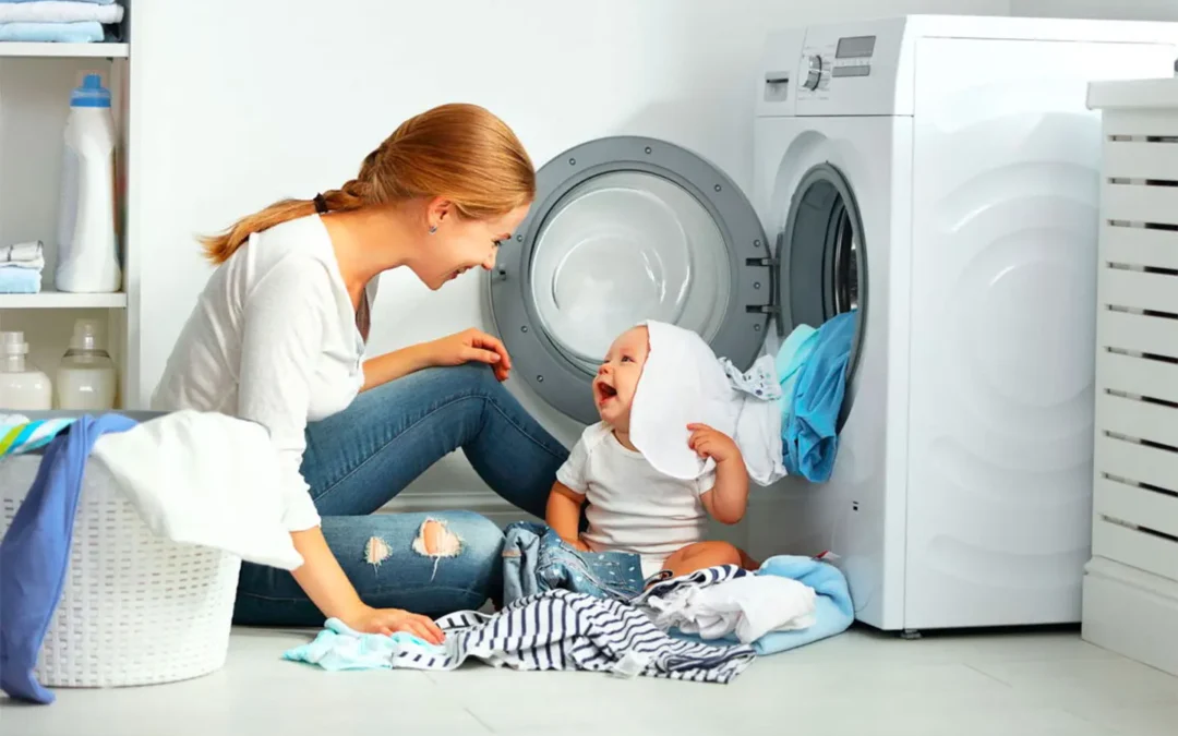 ¿Qué tener en cuenta a la hora de lavar ropa de bebé en la lavadora?