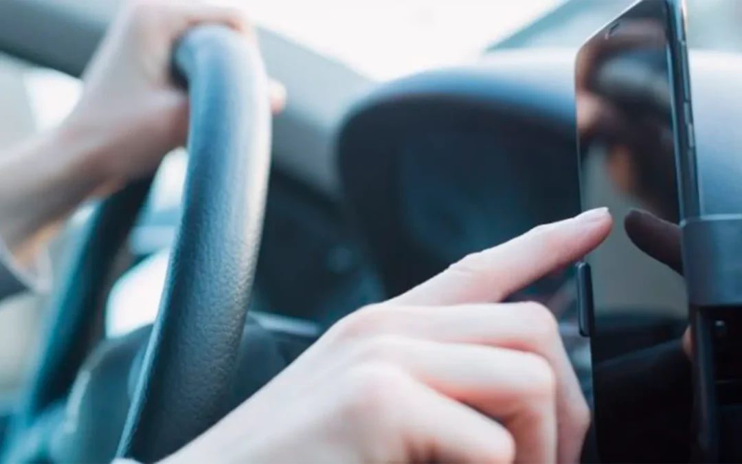 Cómo “usar” el smartphone de manera responsable mientras manejas