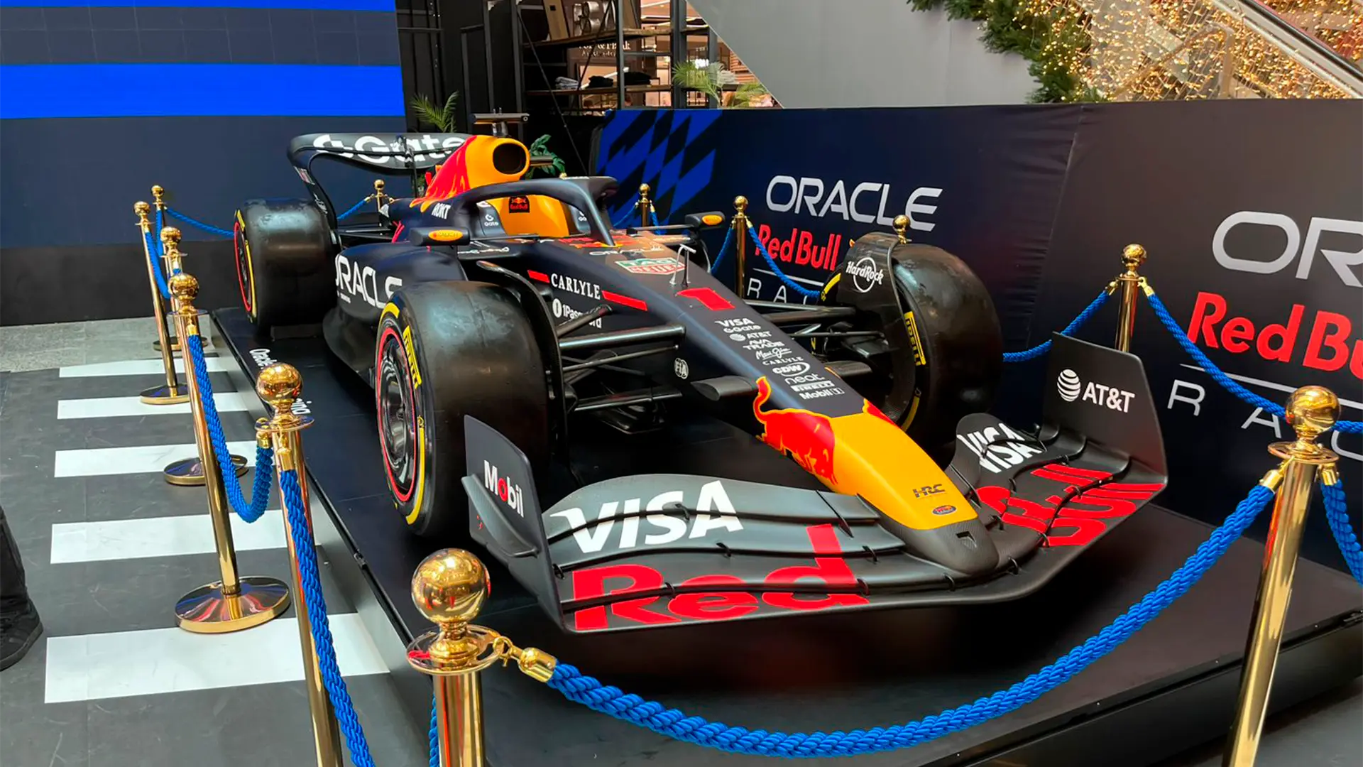 Falabella exhibe el auto oficial de Oracle RedBull Racing